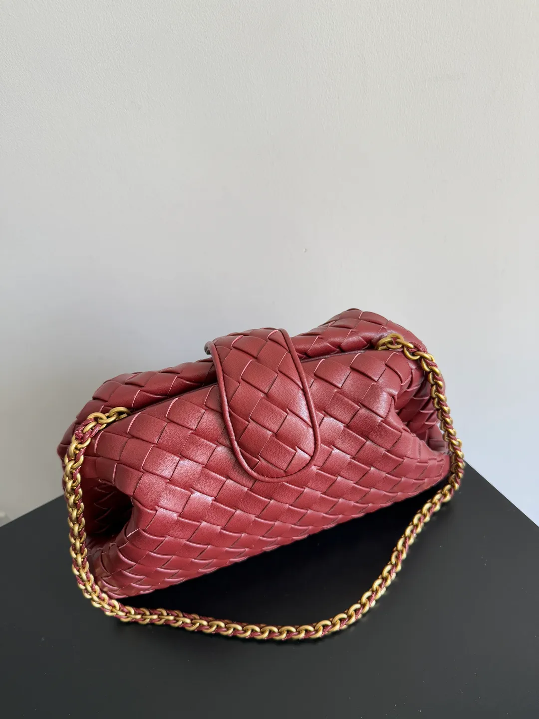 Batch 2260 BOTTEGA VENETA Lady's LAUREN CLUTCH Chain Clutch was inspired by 40 years ago. It is a perfect fusion of classic and modern bags. It is effortless and fashionable for any occasion and at any time. The newly added detachable metal chain allows people to have more ways to carry it. It is grand and elegant. Style No.: 785807 Size: 31.5*16.5*11cm